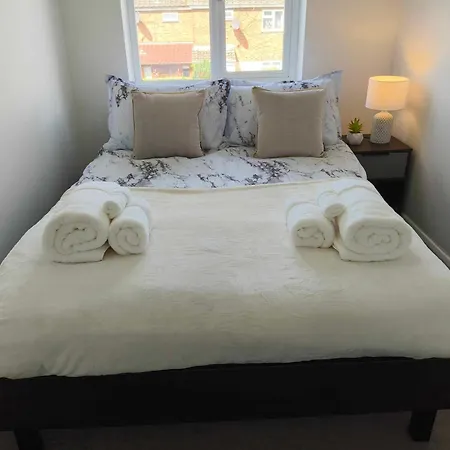 Monmouth House Aylesbury Premier Quality Accommodation For Larger Families Contractors And Professionals Sleeps Up To 6 Guests Exterior foto