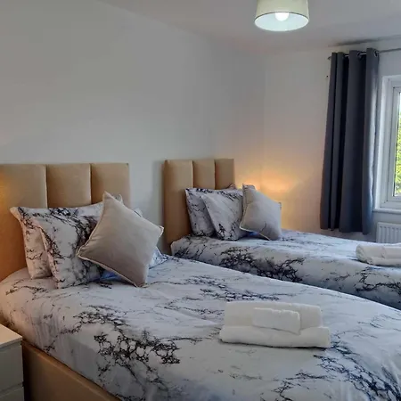 Monmouth House Aylesbury Premier Quality Accommodation For Larger Families Contractors And Professionals Sleeps Up To 6 Guests Exterior foto