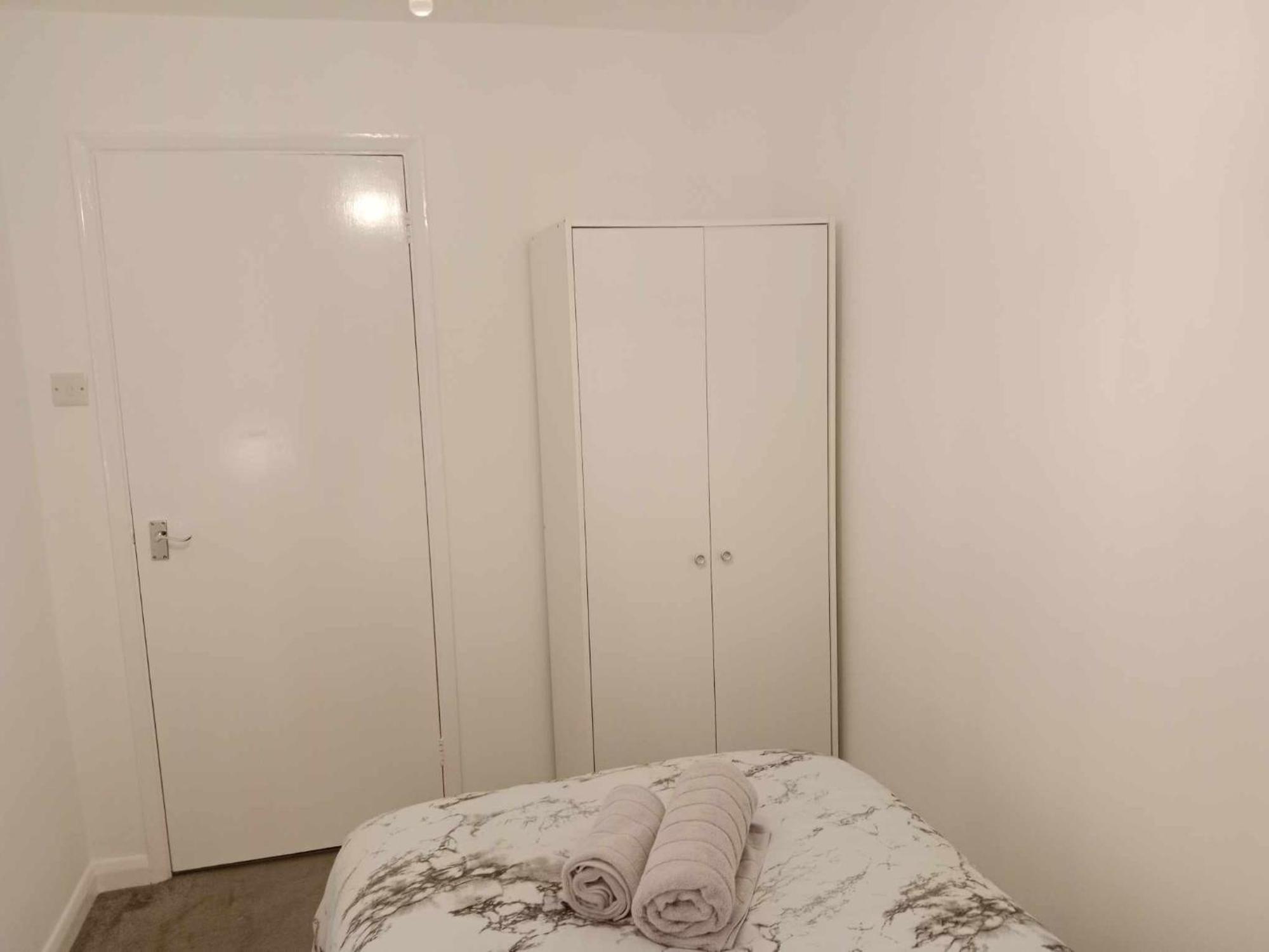 Monmouth House Aylesbury Premier Quality For Larger Families Contractors And Professionals Sleeps Up To 6 Guests Holiday home