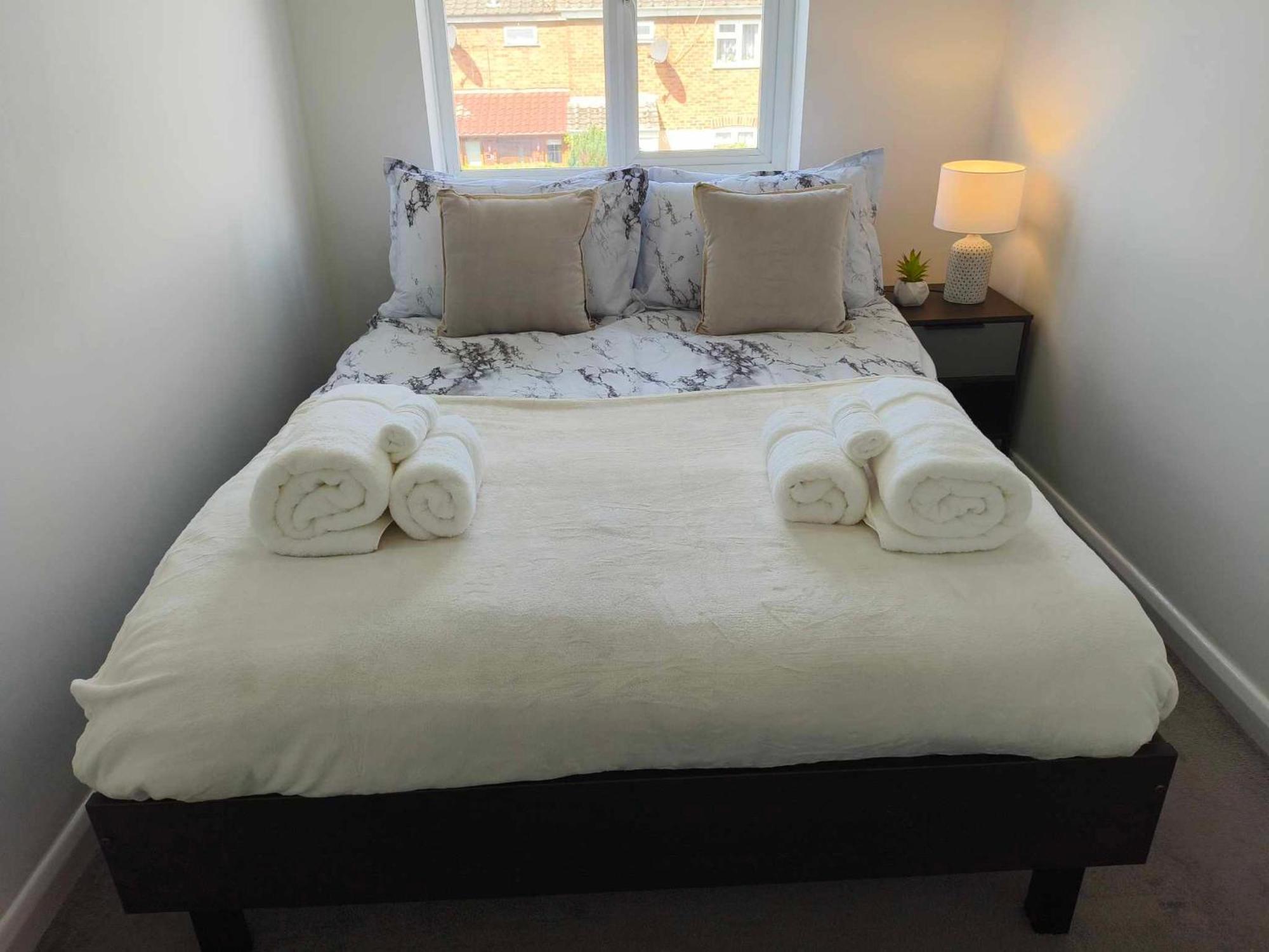 Monmouth House Aylesbury Premier Quality For Larger Families Contractors And Professionals Sleeps Up To 6 Guests