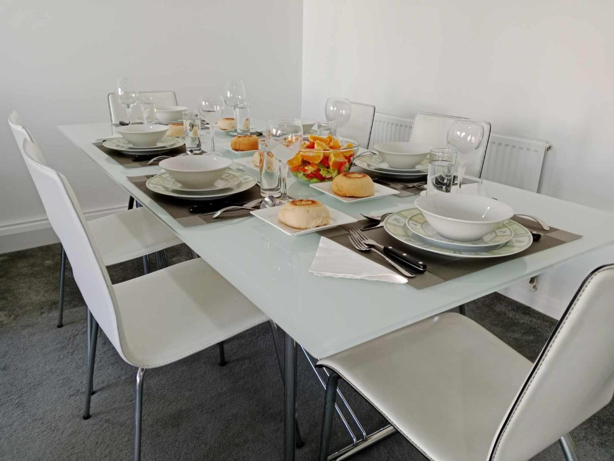 Monmouth House Aylesbury Premier Quality For Larger Families Contractors And Professionals Sleeps Up To 6 Guests