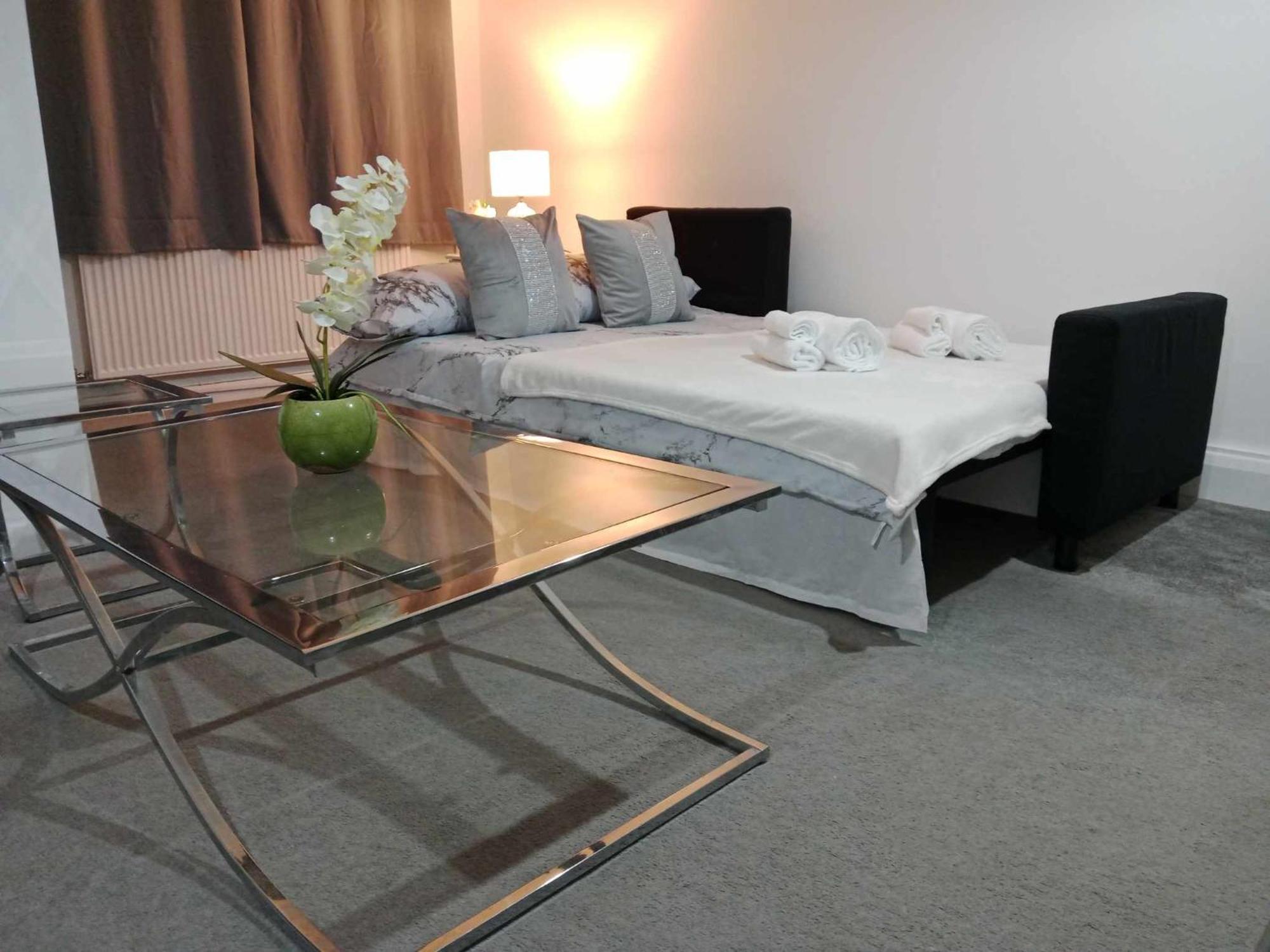 Monmouth House Aylesbury Premier Quality For Larger Families Contractors And Professionals Sleeps Up To 6 Guests Holiday home