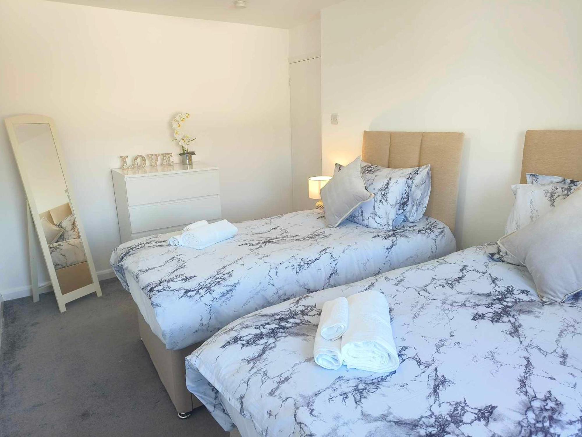 Monmouth House Aylesbury Premier Quality For Larger Families Contractors And Professionals Sleeps Up To 6 Guests Aylesbury (Buckinghamshire)