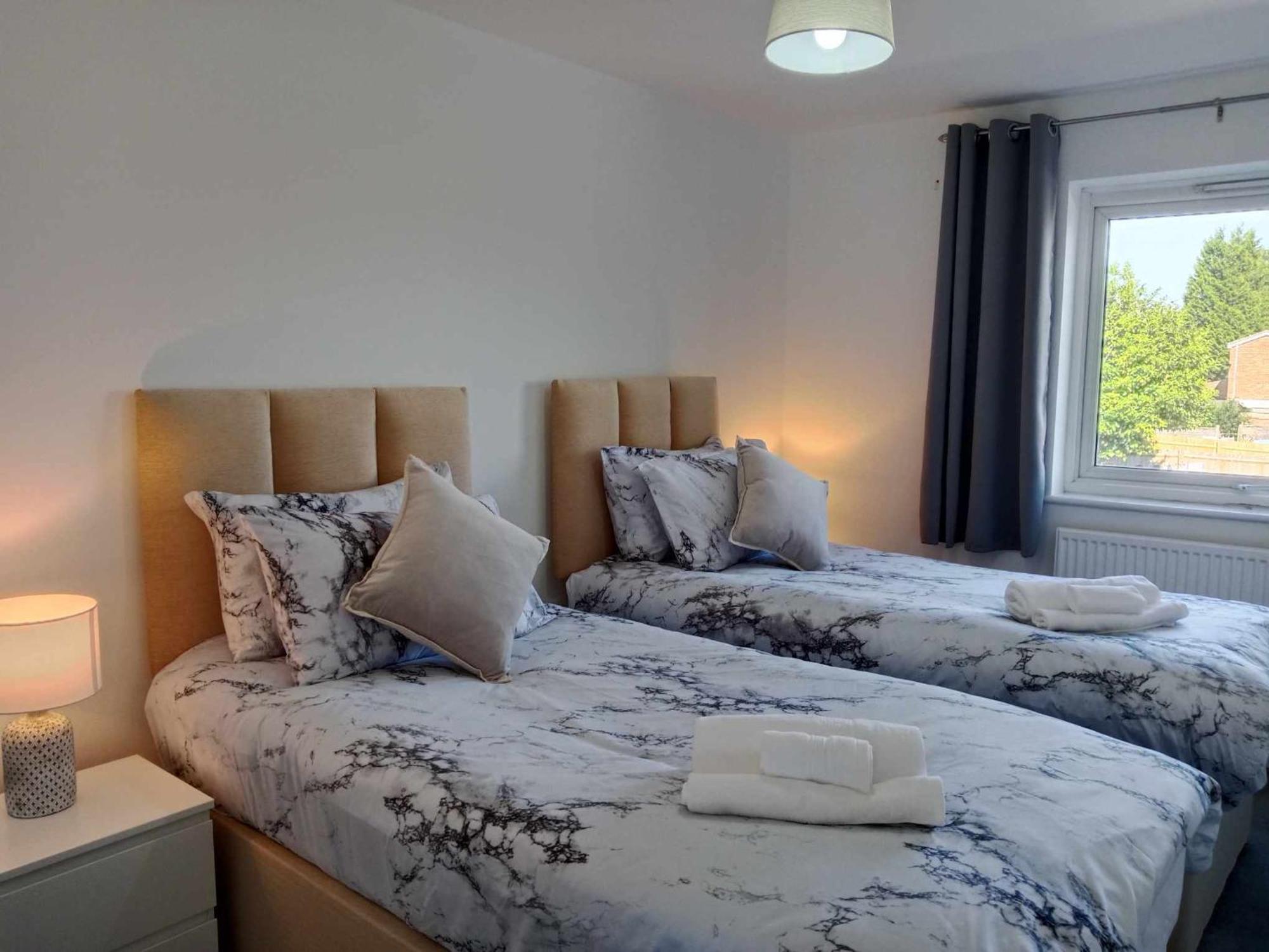 Holiday home Monmouth House Aylesbury Premier Quality For Larger Families Contractors And Professionals Sleeps Up To 6 Guests *