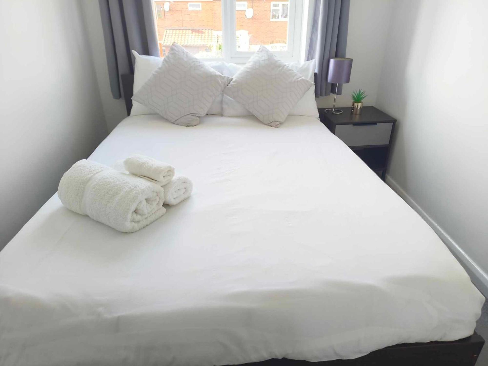 Monmouth House Aylesbury Premier Quality For Larger Families Contractors And Professionals Sleeps Up To 6 Guests Holiday home