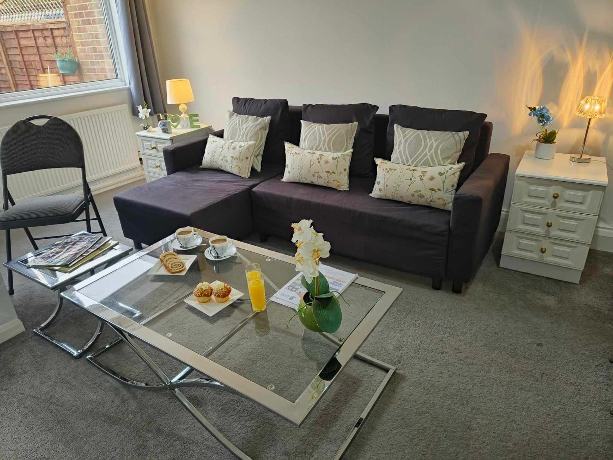 Monmouth House Aylesbury Premier Quality For Larger Families Contractors And Professionals Sleeps Up To 6 Guests Holiday home *