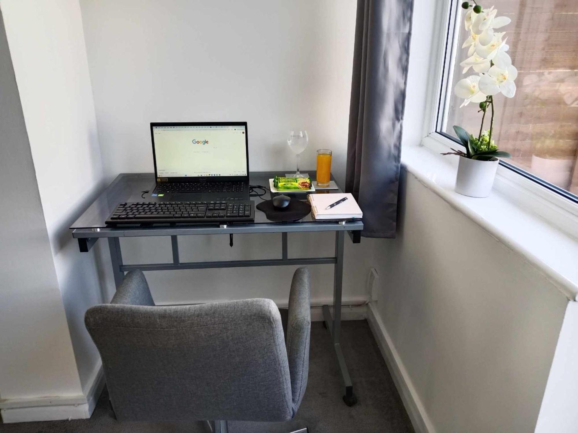 Monmouth House Aylesbury Premier Quality For Larger Families Contractors And Professionals Sleeps Up To 6 Guests Holiday home *
